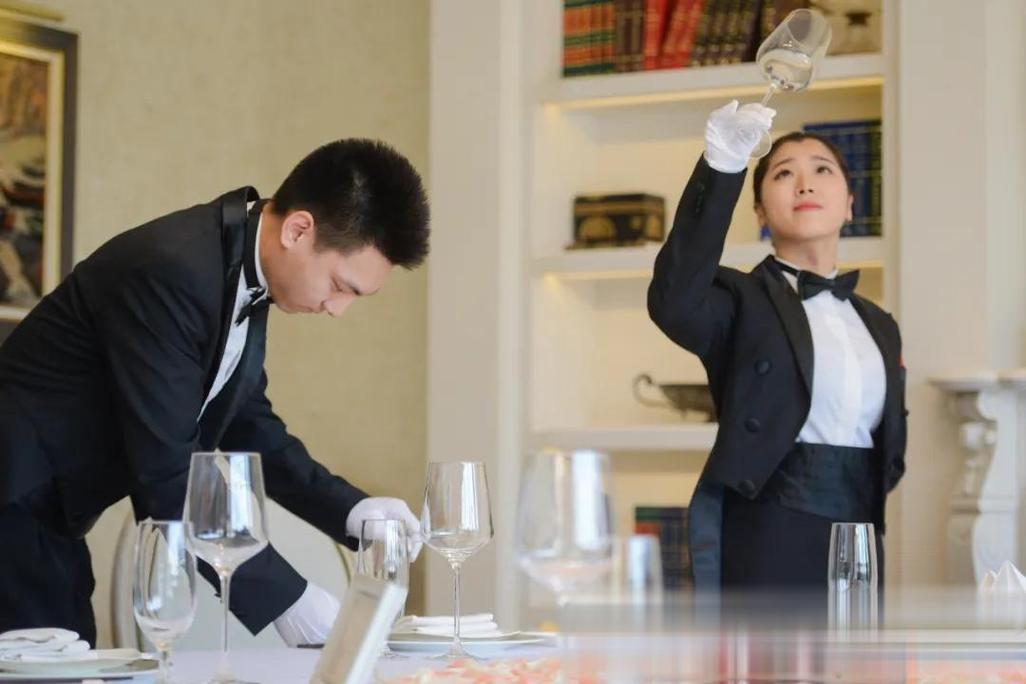 中西餐宴会服务与设计 礼仪、技能与细节的艺术——公司礼仪服务的专业之道
